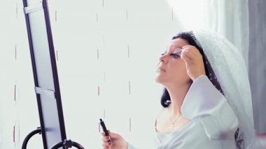 Ayna önünde bir odada Yahudi bir gelin aynaya yansıyan ayinden önce makyaj yapar.