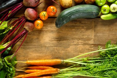 Taze sebze hasadı çerçevesi ve çiftliğin yeşil üst kısımları. Boşluğu kopyala.