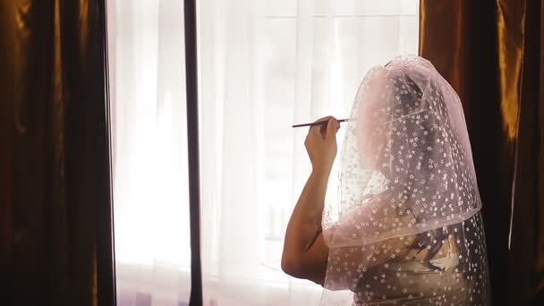 Noiva judaica se prepara para o casamento faz maquiagem. — Vídeo de Stock