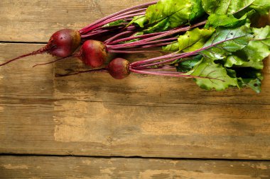 Tahta masa üzerinde yeşil tepeli pancar hasat et.