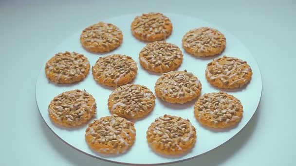 Las galletas con semillas y semillas de sésamo giran en círculo. — Vídeos de Stock