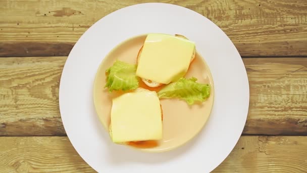 Kanapki z serem na talerzu obracają się w kółko.. — Wideo stockowe