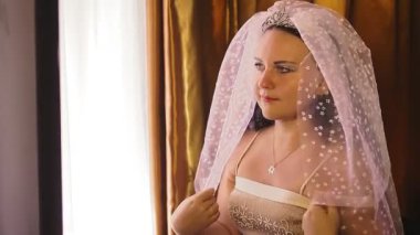 Yahudi bir gelin aynanın önünde peçesini düzeltiyor..