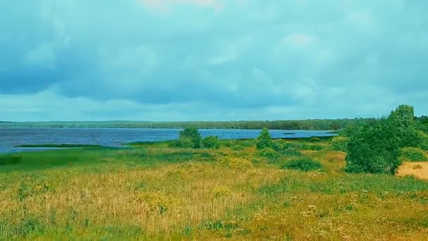Ripples na jeziorze od wiatru i białych chmur czasu okrążeń biegnących po niebie — Wideo stockowe