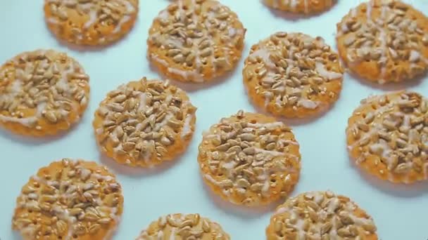Os biscoitos com sementes e sementes de sésamo giram em um círculo. — Vídeo de Stock