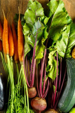 Taze sebzeleri çiftlikteki otlarla hasat et. .