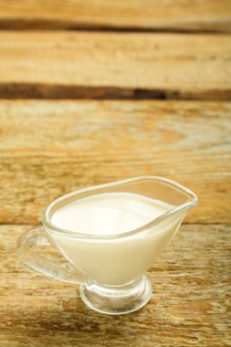 Tahta masadaki sürahide krema.