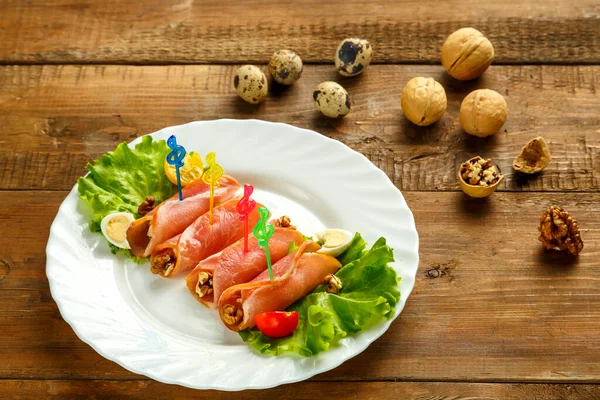 Hambroodjes op een bord met kersensalade en kwarteleitjes op een houten tafel. — Stockfoto