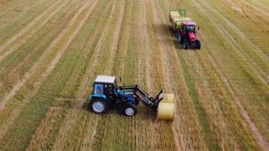 Özel ekipmanlarla saman biçmek için tarlada çalışıyorum..
