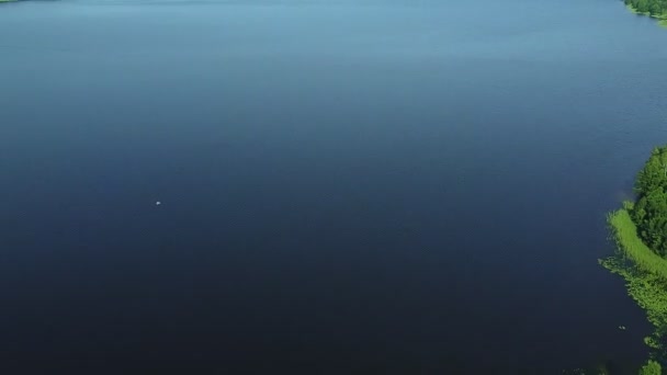 Azurový povrch jezera je odrazem oblohy — Stock video