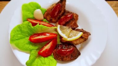 Salatalı ızgara et ve limonlu domates tabağı daire şeklinde döner.