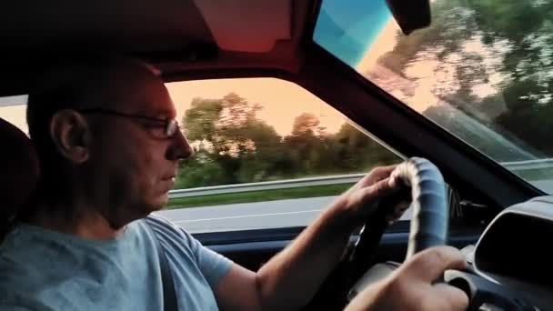 Șofer adormit într-o mașină în timp ce conduceți pe autostradă . — Videoclip de stoc