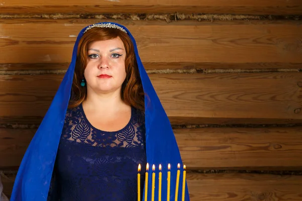 在Rosh Hashan前夕，一位犹太妇女站在点燃的蜡烛旁边. — 图库照片