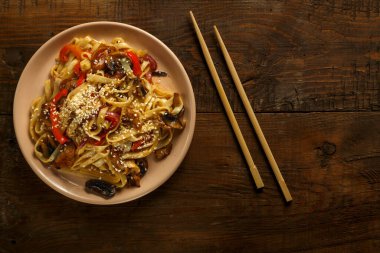 Tavuklu ve mantarlı Udon Tayland soslu ryal çubukları..