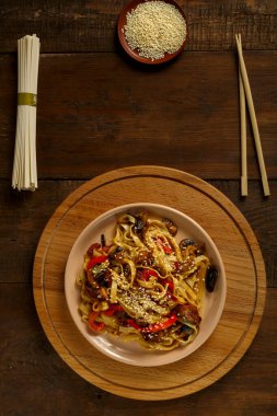 Tayland soslu tavuk ve mantarlı Udon susam ve udonun yanında..