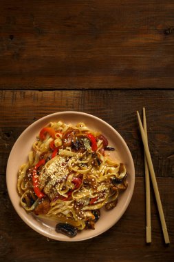 Tavuklu ve mantarlı Udon Tayland soslu ryal çubukları..