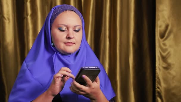 Ung Muslimsk Kvinde Blå Hijab Chatter Budbringere Smartphone Mellemplan – Stock-video