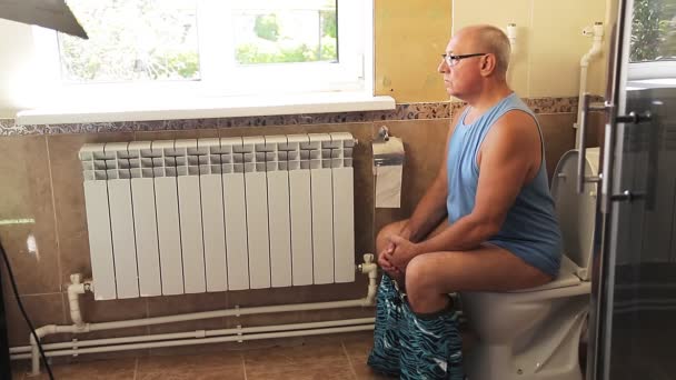 Man Shorts Toilet Sits Toilet Overall Plan — Stock Video