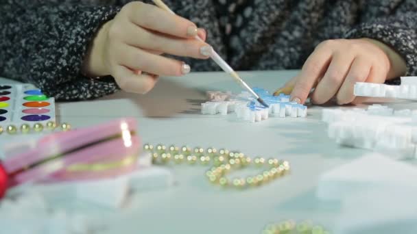 Las manos de las mujeres hacen decoraciones caseras para Navidad pintando espacios en blanco con acuarelas — Vídeos de Stock