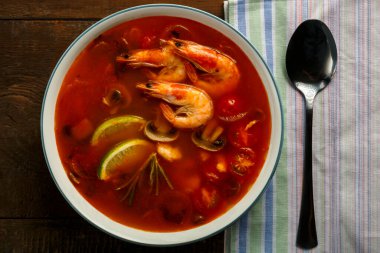 Tom peçetedeki kaşığın yanında karides ve limonlu tatlı patates çorbası. Yatay fotoğraf