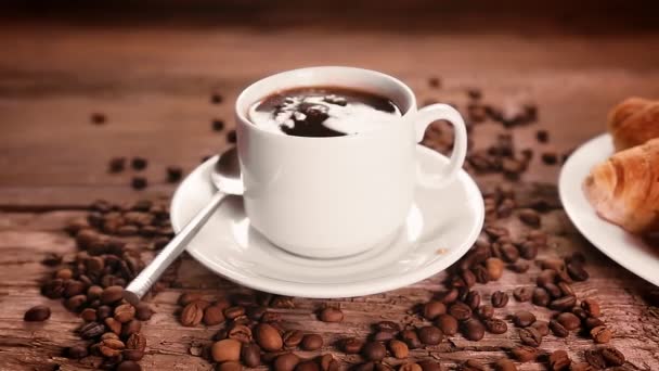 En kvinnlig hand lägger brunt socker i en kopp med kaffe. — Stockvideo