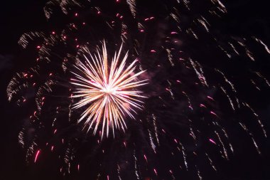 Havai fişeklerin parlaklığı ve gece gökyüzünde kırmızı kıvılcımlar.