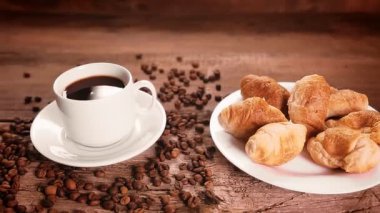 Bir kadın eli, kahverengi şekeri kahve bardağına koyar..