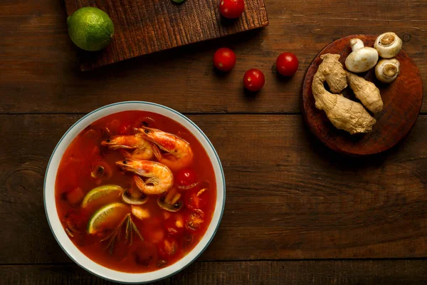 Tom, malzemelerin yanında hafif bir tabakta karides ve limonlu tatlı patates çorbası..