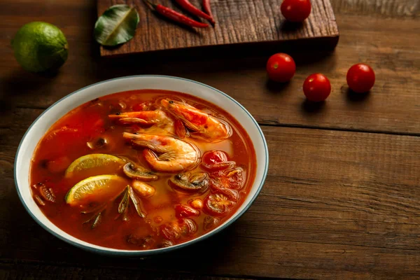 Limon, biber ve kirazlı hafif bir kasede karides ve limonlu Tom tatlı patates çorbası..