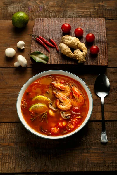 Tom zencefil, limon ve mantarlı hafif tabakta karides ve limonlu tatlı patates çorbası..