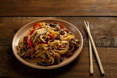 Tavuklu ve mantarlı Udon Tayland soslu ryal çubukları..