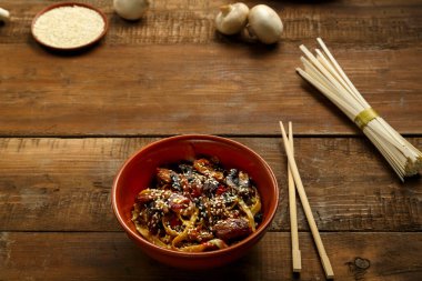 Büyük bir tabakta tavuk ve mantarlı Udon..