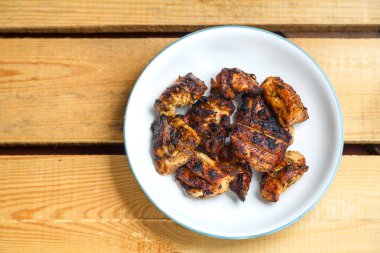 Hafif tabakta Tayland soslu ızgara tavuk..