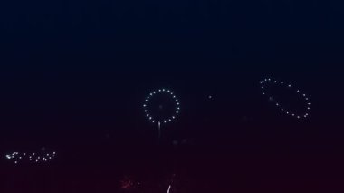 Parlak renkli havai fişekler kara gece gökyüzüne karşı.