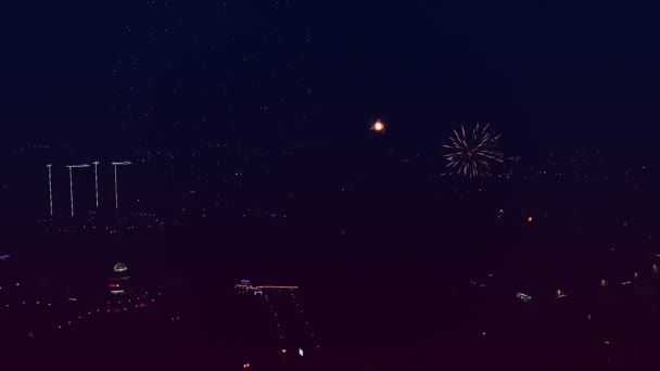 Top view Oslavný ohňostroj na noční obloze na pozadí nočního města — Stock video