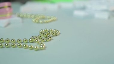 Kadınların elleri bir kış akşamında suluboya figürler çizerek Noel için ev dekorasyonu yapar.