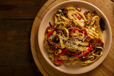 Tavuklu ve mantarlı Udon Tayland soslu ahşap bir büfede