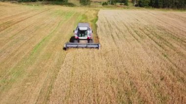Hasat makineye giren tahılı işliyor.