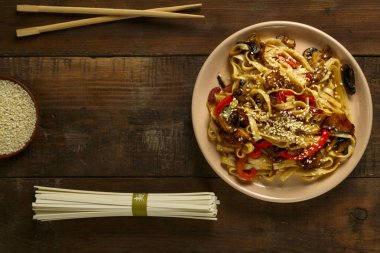 Tayland soslu tavuk ve mantarlı Udon susam ve udonun yanında..