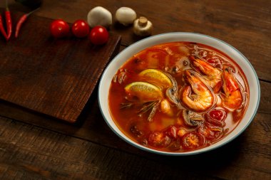 Tom zencefil, limon ve mantarlı hafif tabakta karides ve limonlu tatlı patates çorbası..