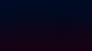 Kara gece gökyüzünde çok renkli parlayan havai fişekler.