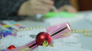 Kadınların elleri kış akşamları suluboya heykelciklerle Noel resmi için ev dekorasyonu yapar..