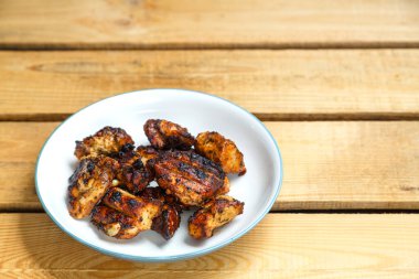 Hafif tabakta Tayland soslu ızgara tavuk..