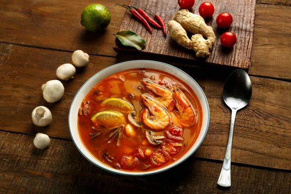 Tom zencefil, onluk ve mantarın yanında hafif bir tabakta karides ve limonlu tatlı patates çorbası..