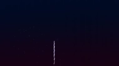 Mavi ve mor ışıklar kara gece gökyüzüne karşı havai fişekler.