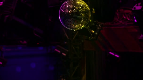 ステージ上の照明器具でレールの上のミラーボール. — ストック動画