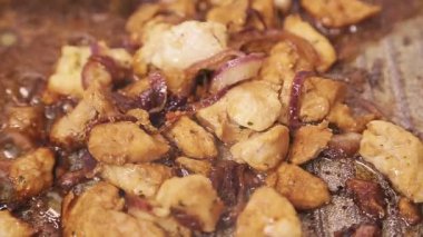 Soya soslu tavuk fileto ve soğan.