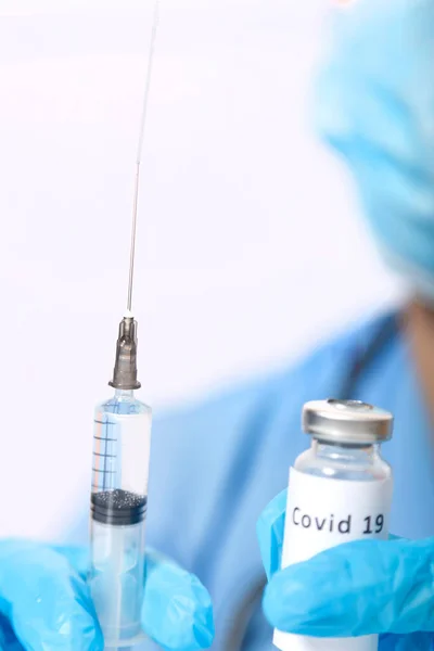 Флакон з вірусною вакциною в руках лікаря і шприца . — стокове фото