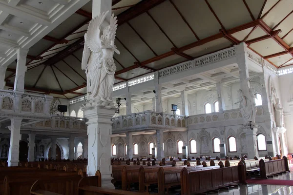 Accultured 天使在巴厘岛天主教教堂的圣殿中的美妙雕塑 采取在登巴萨 2018年5月 — 图库照片