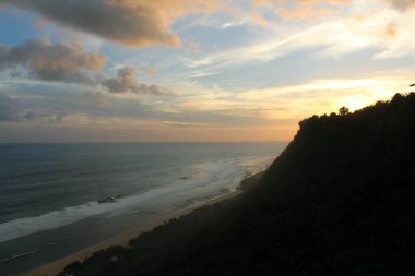 Florida'da-Florida'da plaj ve gün batımı sırasında bazı kırık batık. Bali, Temmuz 2018 alınan.